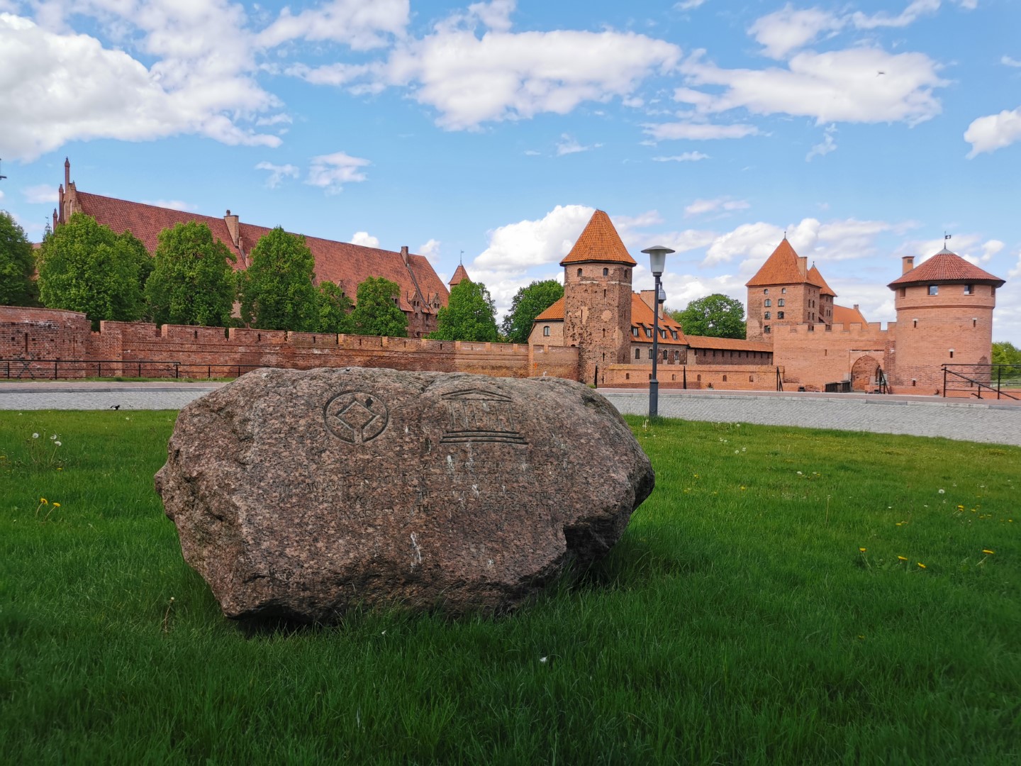 Kamień upamiętniający wpisanie MZM na listę UNESCO Visit Malbork