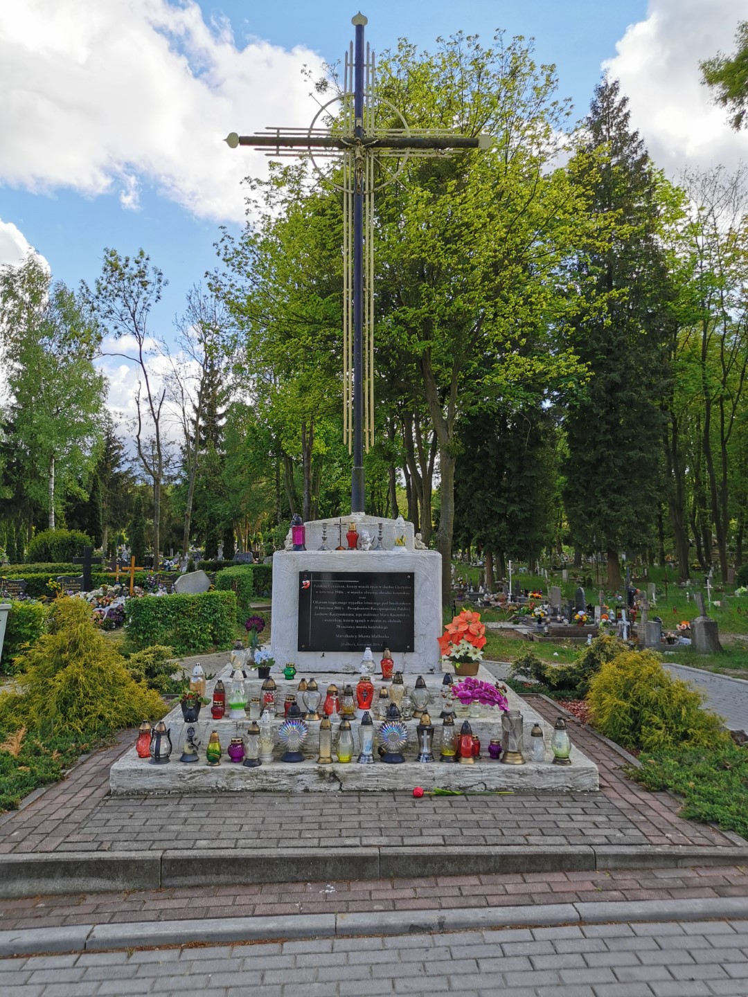 http://m.82-200.pl/2020/05/orig/6-tablica-ku-czci-zamordowanych-w-katyniu-i-ofiar-katstrofy-smolenskiej-krzyz-na-cmentarzu-komunalnym-5895.jpg