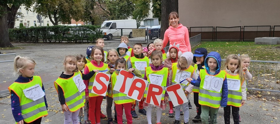 Na zdjęciu widać przedszkolaki z napisem START pozujące do wspólnego zdjęcia na podwórzu przedszkolnym