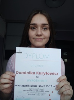 na zdjęciu widać Dominkę Kuryłowicz z dyplomem
