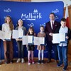 Laureaci gminnego etapu konkursu „Szanuj życie! Bezpieczna praca w gospodarstwie rolnym” nagrodzeni przez Burmistrza Miasta Malborka