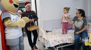 Mikołajowy burmistrz z Mariankiem odwiedzili dzieci w szpitalu
