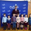 Burmistrz wręczył nagrody dla laureatów konkursu plastycznego „Ulubiona bajka z dzieciństwa moich dziadków”