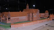 Miniatura zamku w blasku nowego oświetlenia
