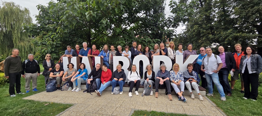 zdjęcie grupowe grupy przy napisie "Malbork"
