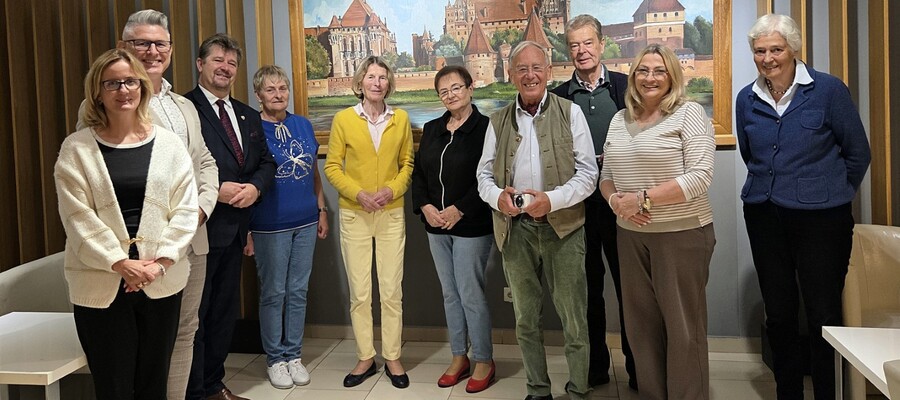 grupowe zdjęcie gości z Niemiec i przedstawicieli Malborka