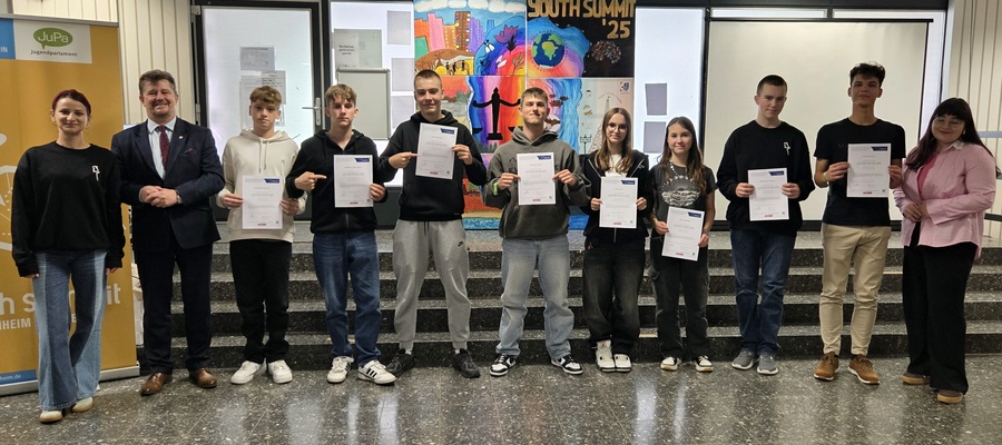 uczestnicy Szczytu z Malborka wraz z burmistrzem