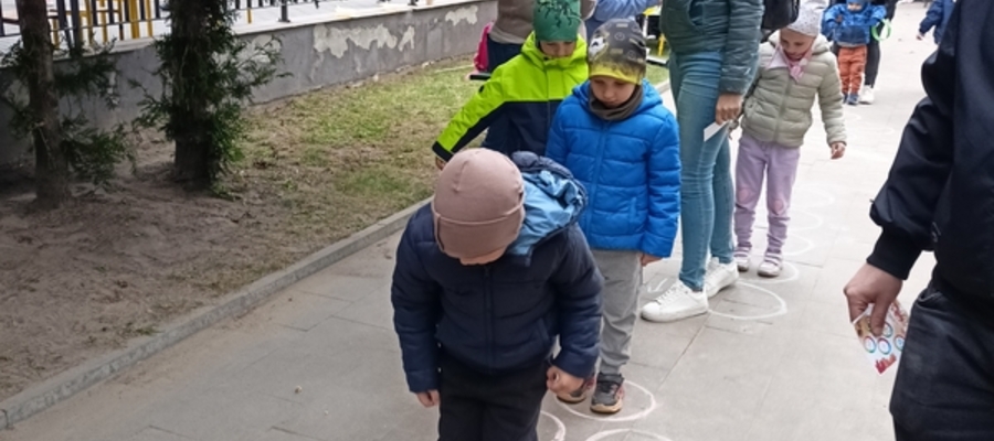 dzieci grający w klasy