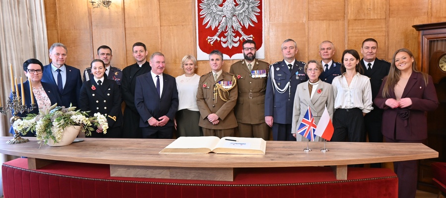 grupowe zdjęcie uczestników w sali Urzędu Stanu Cywilnego