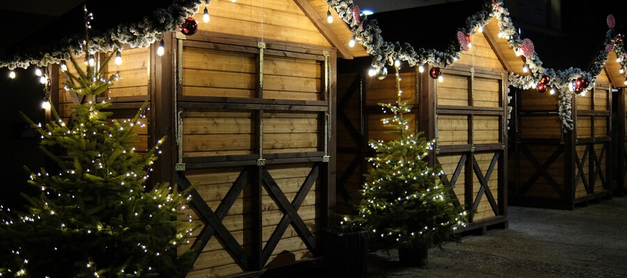 trzy stragany na jarmarku świątecznym w Malborku