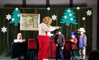 Teatr Qfer zaprezentował mikołajkową wersję Czerwonego Kapturka