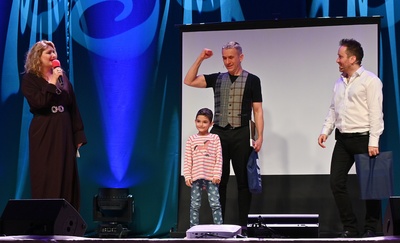 Wieczór pełen śmiechu i solidarności – Formacja Chatelet w Malborku zagrała dla Zosi