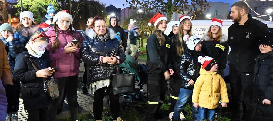 dzieci czekające na rozświetlenie choinki