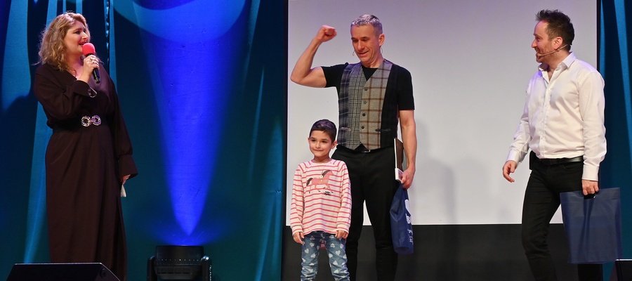 Wieczór pełen śmiechu i solidarności – Formacja Chatelet w Malborku zagrała dla Zosi