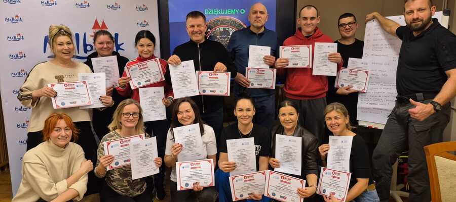 uczestnicy kursu z certyfikatami
