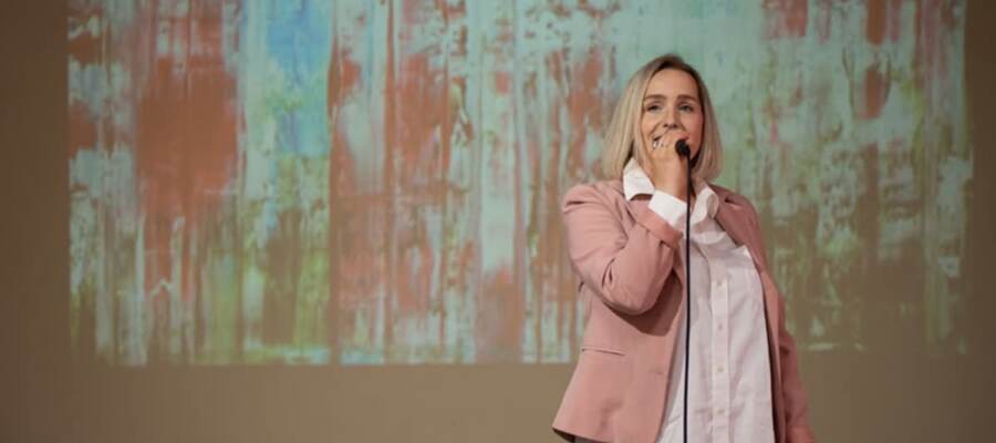 Magdalena Kupińska z mikrofonem