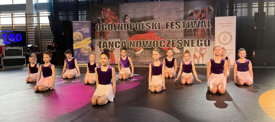 Bursztynki w tańcu na scenie