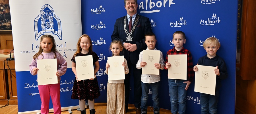 nagrodzone dzieci wraz z burmistrzem