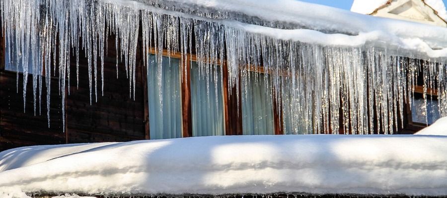 Usuwanie śniegu z dachów