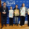 Burmistrz wręczył nagrody laureatom konkursu plastycznego „Powiem Wam – 112 znam!”