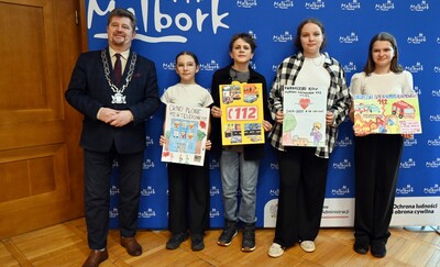 Burmistrz wręczył nagrody laureatom konkursu plastycznego „Powiem Wam – 112 znam!”