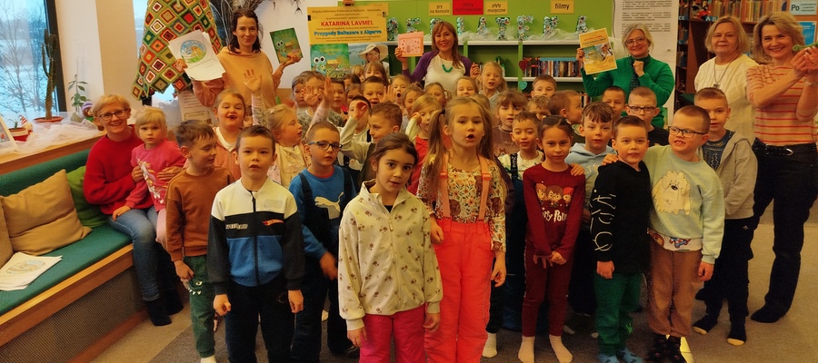 grupowe zdjęcie przedszkolaków z autorką 