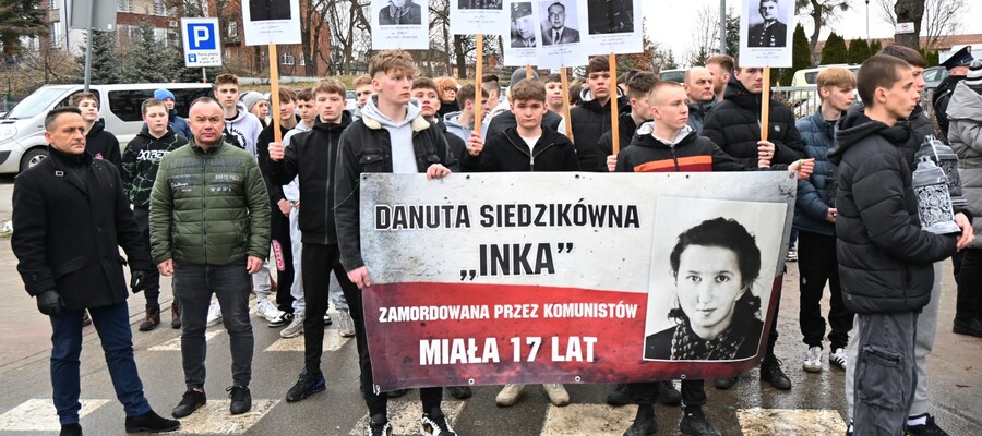 młodzież z transparentem z wizerunkiem "Inki"