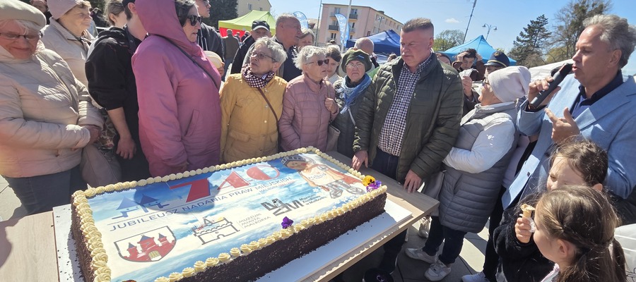 tort urodzinowy i mieszkańcy