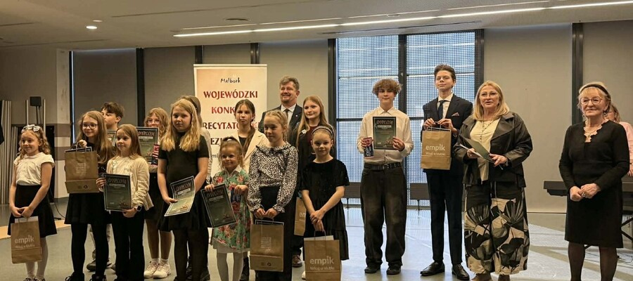 zdjęcie grupowe laureatów konkursu