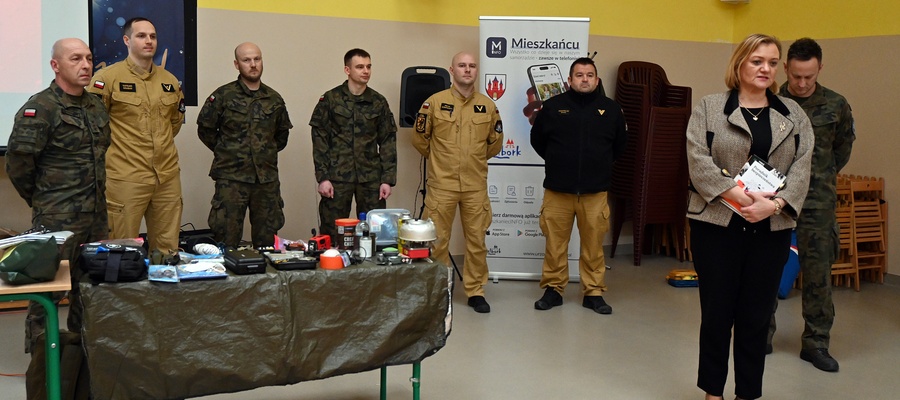 żołnierze i strażacy z wicewojewodą