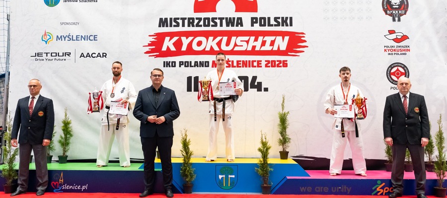 Miłosz Wolak z innymi zawodnikami na podium