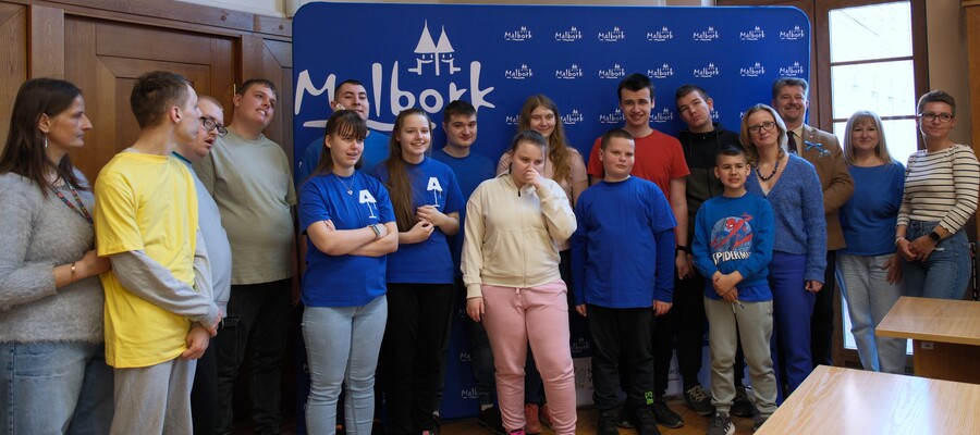 zdjęcie grupowe na ściance z logo Malborka