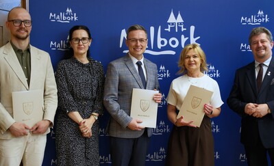 Dyrektorzy malborskich szkół podstawowych z powierzeniem stanowisk na kolejną kadencję