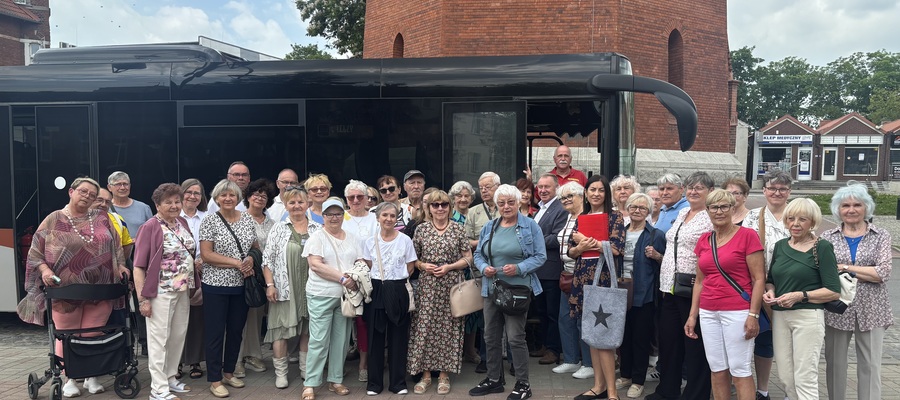 grupowe zdjęcie seniorów