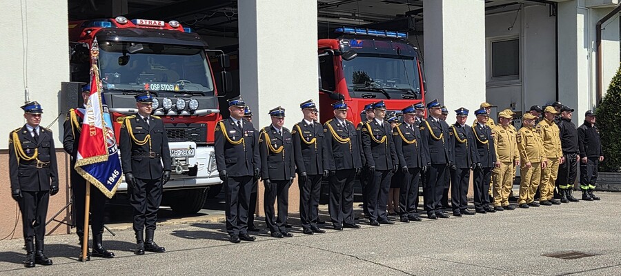 strażacy przed komendą