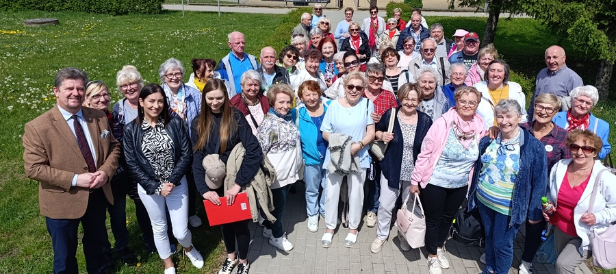 zdjęcie grupowe seniorów