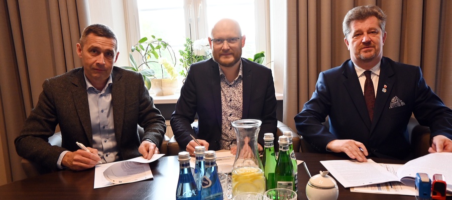 sygnatariusze umowy podczas jej podpisywania