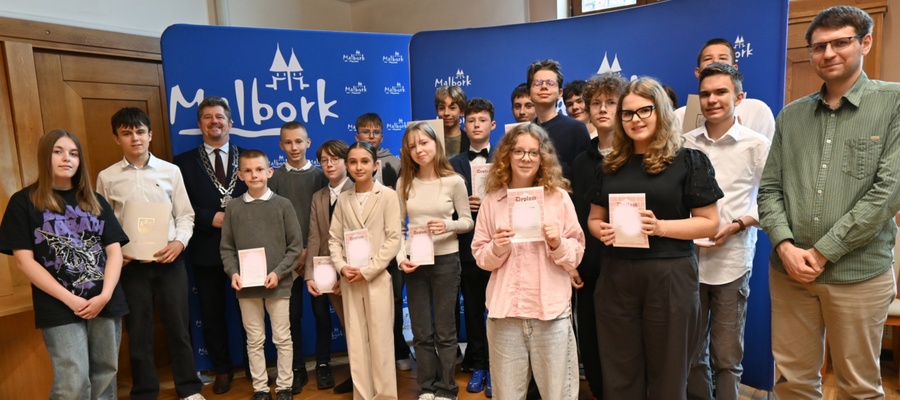 zdjęcie grupowe wszystkich uczestników konkursu