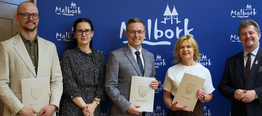 Dyrektorzy malborskich szkół podstawowych z powierzeniem stanowisk na kolejną kadencję