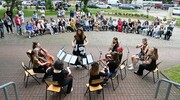 Muzyczny wieczór przed Państwową Szkołą Muzyczną w Malborku