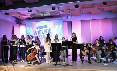 Wspólne śpiewanie i niezapomniane przeboje w Państwowej Szkole Muzycznej