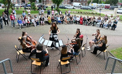 Muzyczny wieczór przed Państwową Szkołą Muzyczną w Malborku