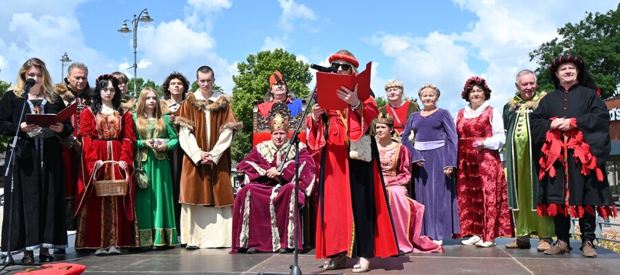 para królewska i włodarze miasta na scenie