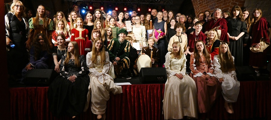 zdjęcie grupowe uczestników festiwalu na scenie
