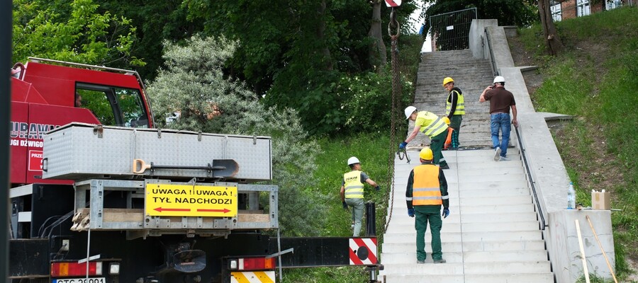 Trwa remont schodów prowadzących na bulwar za urzędem