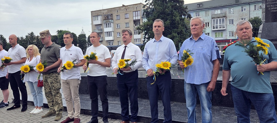 burmistrz z przedstawicielami Włodzimierza z kwiatami podczas minuty ciszy