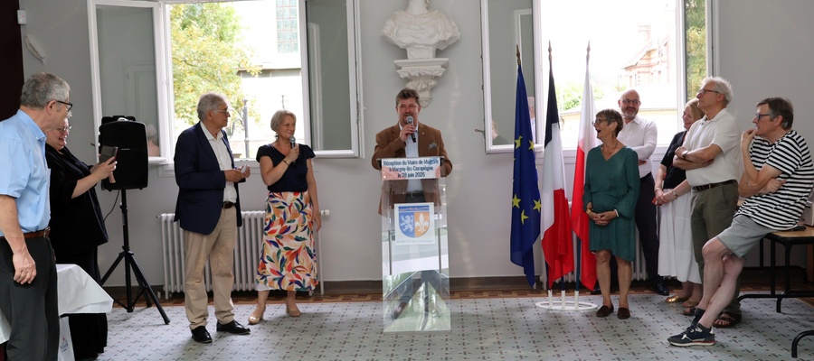 burmistrz Malborka przemawia w reprezentacyjnej sali, po obu stronach uczestnicy spotkania