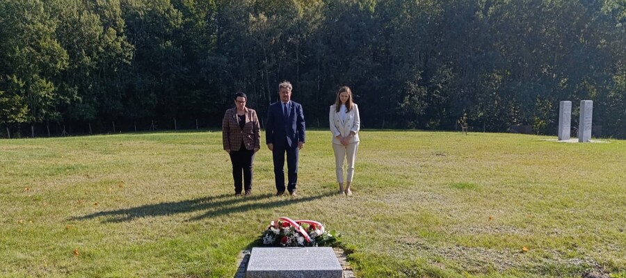 Malborska delegacja uczciła pamięć cywilnych ofiar II wojny światowej pochowanych w Glinnej