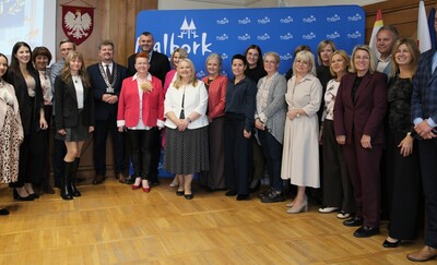 Nagrody Burmistrza dla wyróżnionych dyrektorów i nauczycieli