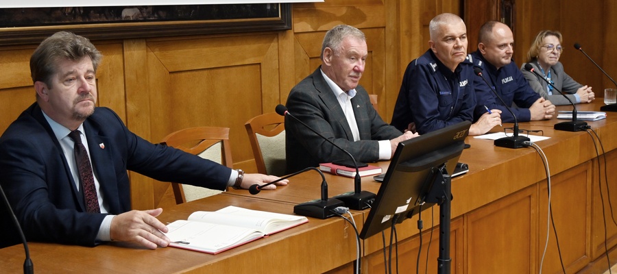 policjanci i burmistrzowie przy stole prezydialnym